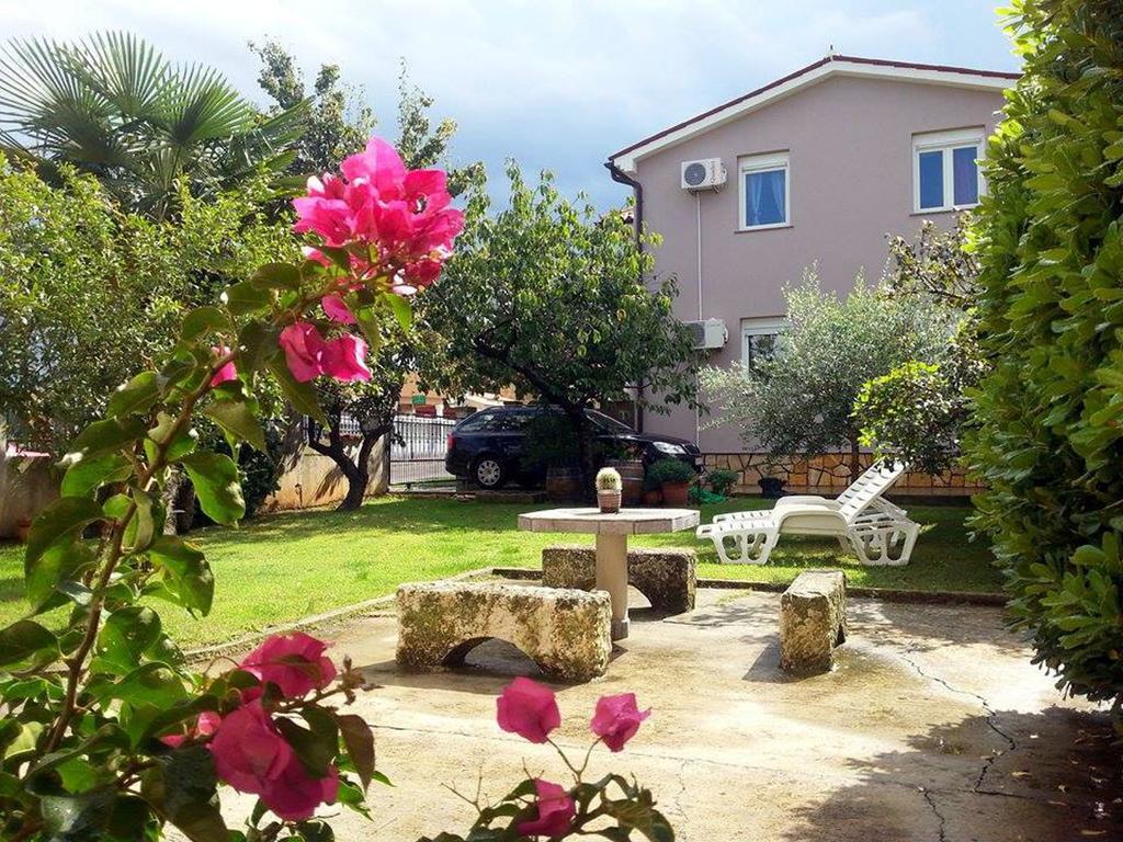 Apartments Ema Pula Exterior photo